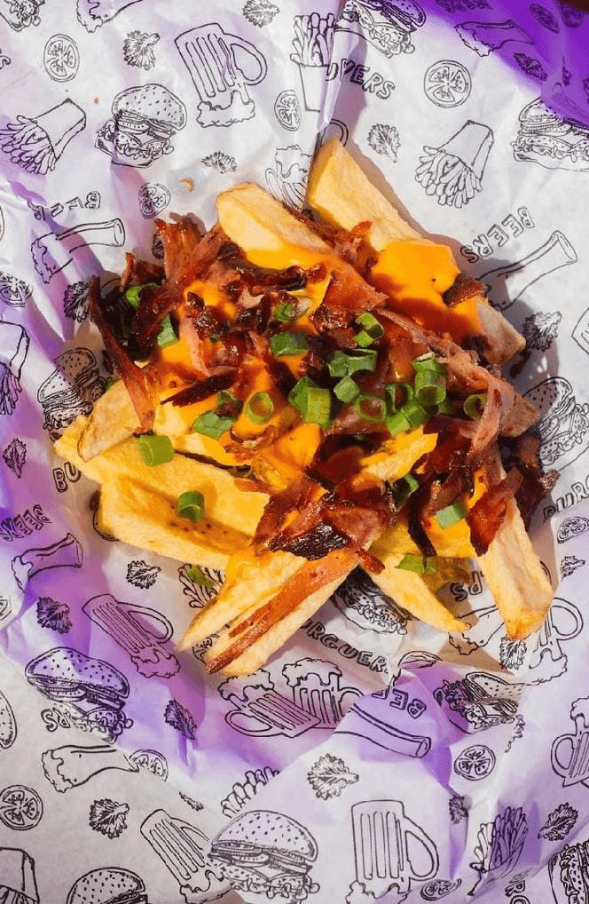 Papas con cheddar y bacón